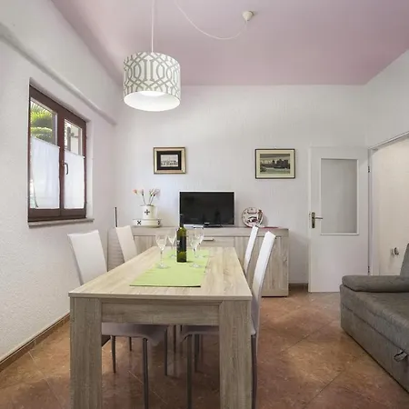 Dorjan Karmelo Apartment *