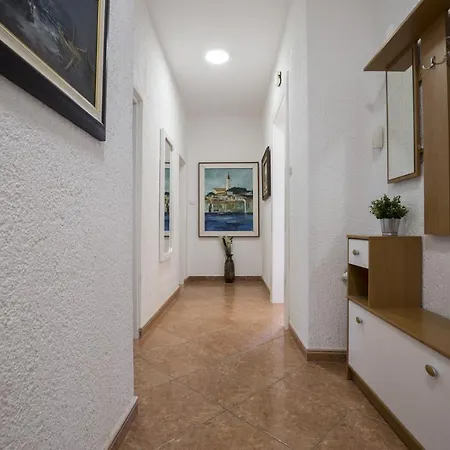 Dorjan Karmelo Apartment *
